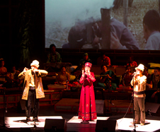 吉爾吉斯大師Kutmanaaly Sultanbekov, Aizada Kasabolotova與Nurbek Serkebaev於 “史詩”中演出 (2011)