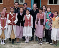 Imamyar Hasanov、Jim Santi Owen, 商邁恪拜訪我們位於吉爾吉斯的 Djany-Tilek 村落音樂學校 (2011)