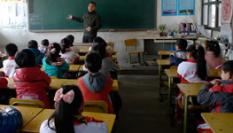 京劇打擊大師李中華教導北京同興民工實驗學校的孩子 (2013)